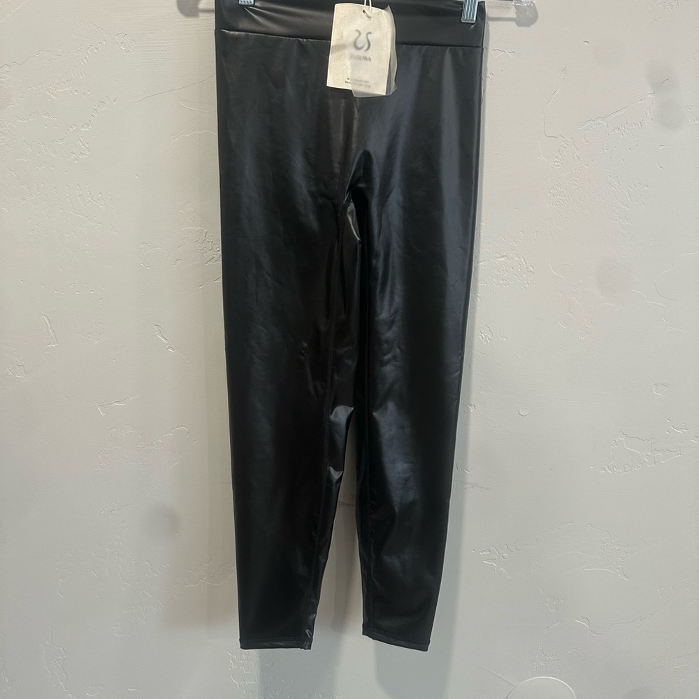 NWT Medium Zasuwa Faux Leather Deep V Back Scrunch Bum Leggings